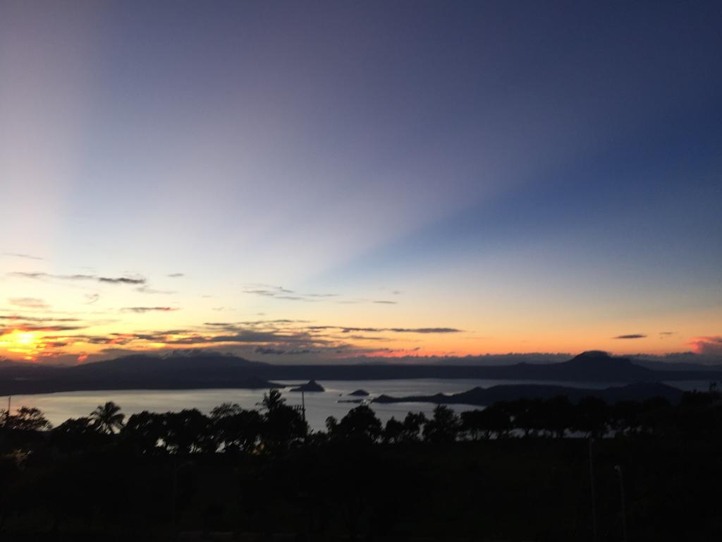 Wind Residence With View Of Taal Lake タガイタイ エクステリア 写真